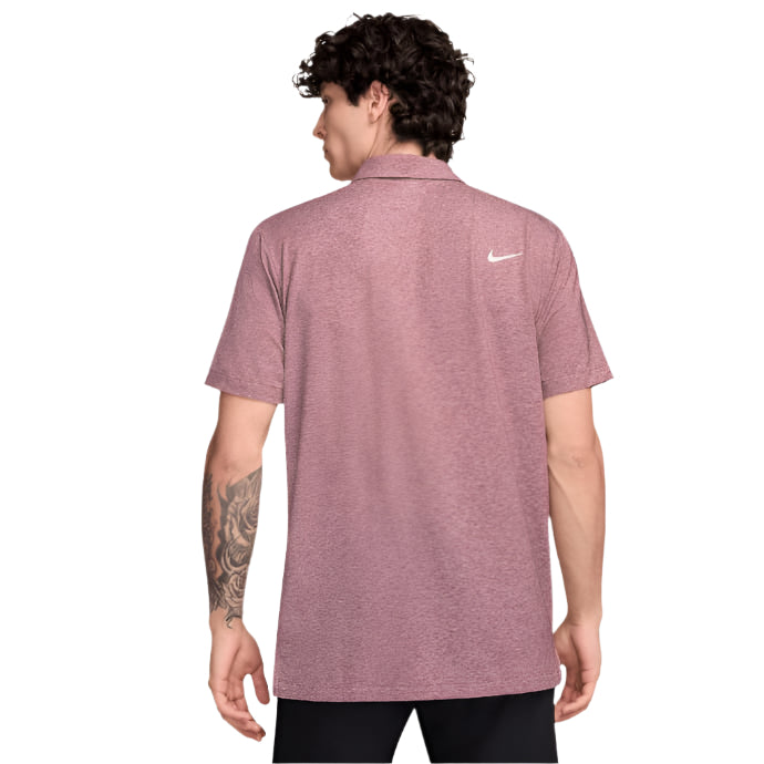 Nike men’s short-sleeve polo shirt in dusty rose, made of breathable fabric with a subtle pattern and small embroidered logo on the chest.